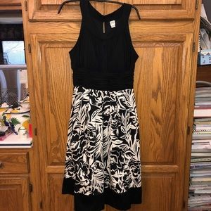 ✨sale✨Flattering Floral Midi Dress!